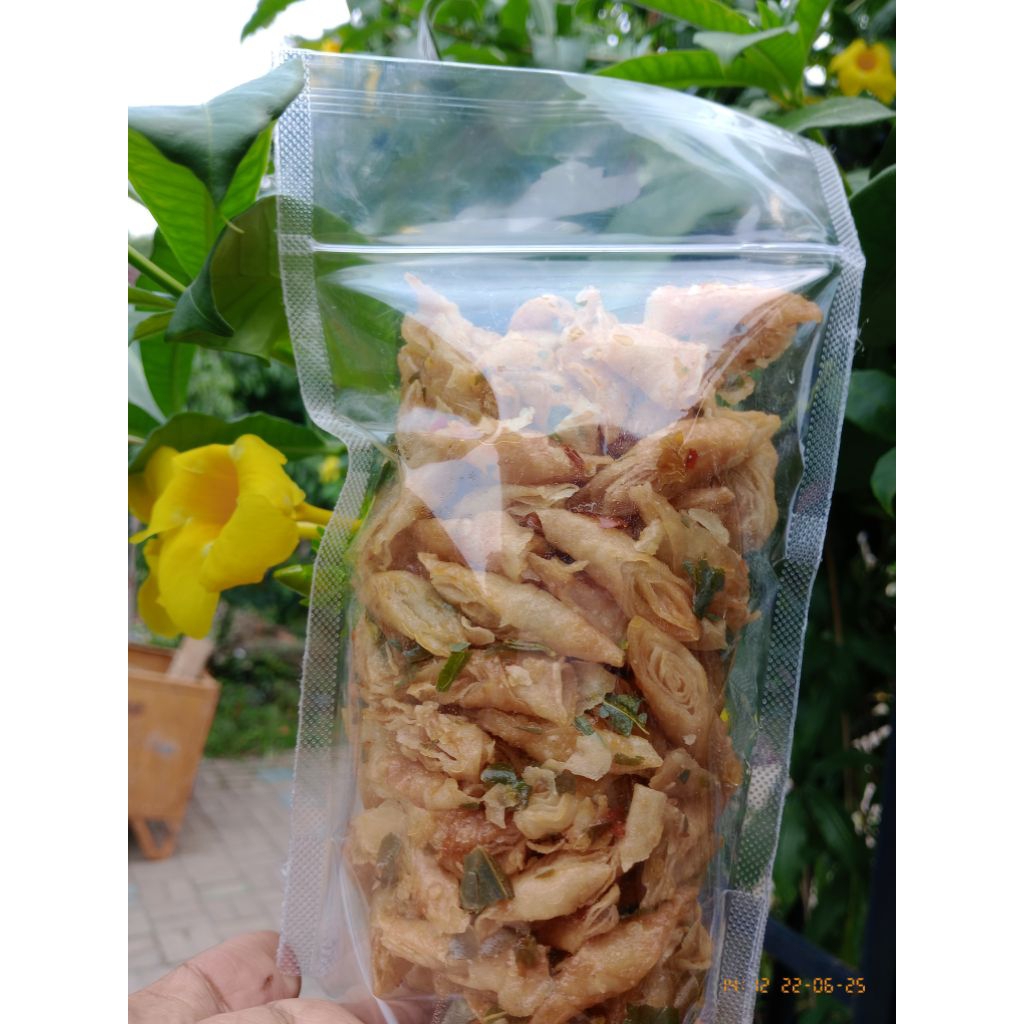 

200 gram keripik lumring goreng/ lumring daun jeruk/ cemilan pedas