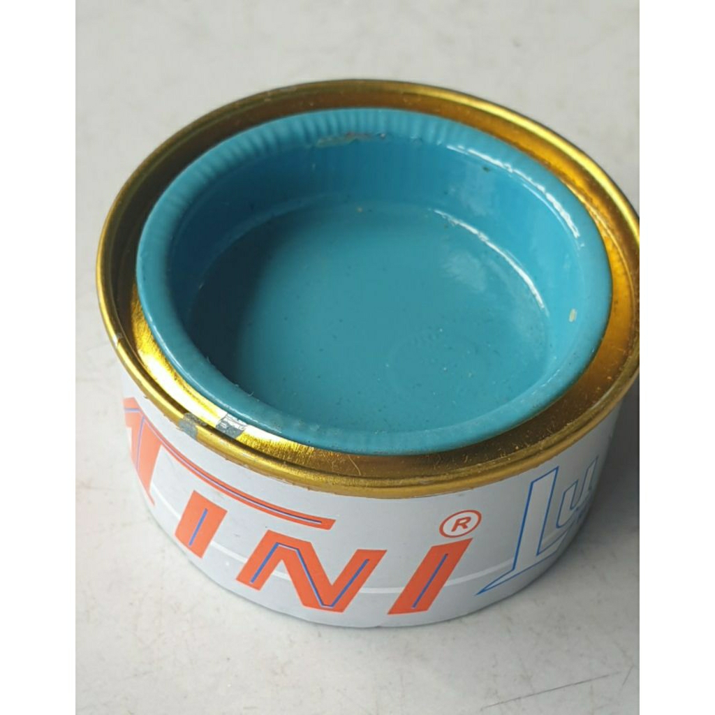 

Cat minyak minilux warna biru muda, berat 25 gram