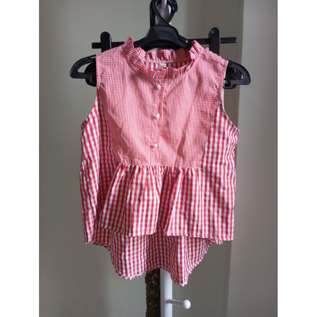 atasan kotak-kotak merah