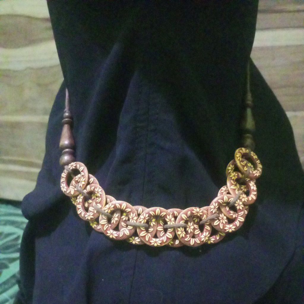 kalung etnik kayu