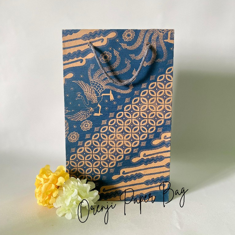 

Paper Bag Motif Batik Ukuran 15x8x25 cm – Cocok untuk Snack Wafer, Minuman, Souvenir, Kado, Hampers