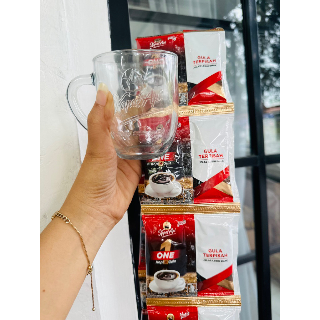

Free gelas Kopi Kapal Api One gula terpisah 1renteng isi 10sachet