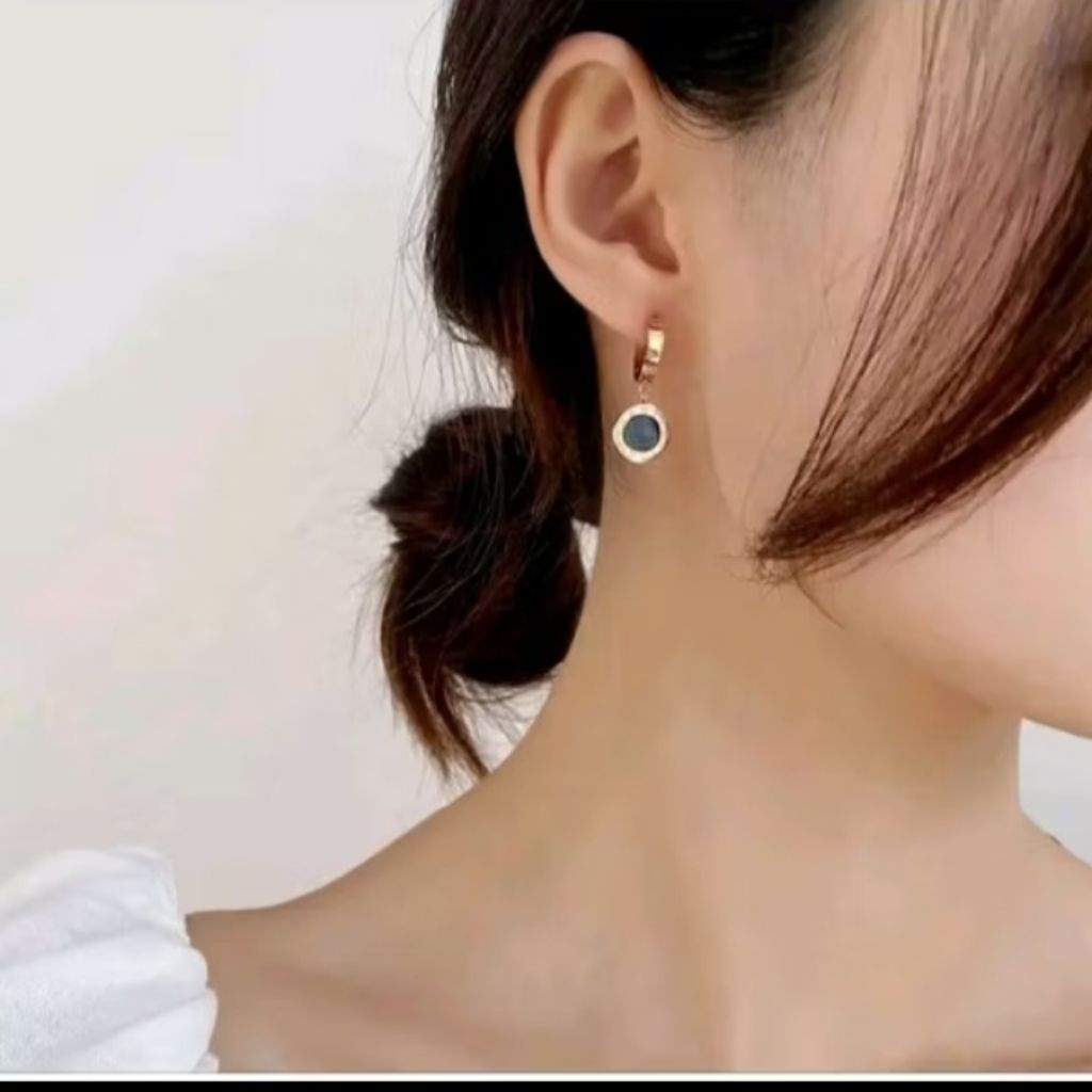 Anting titanium fashion wanita motif bulatan hitam tulisan romawi