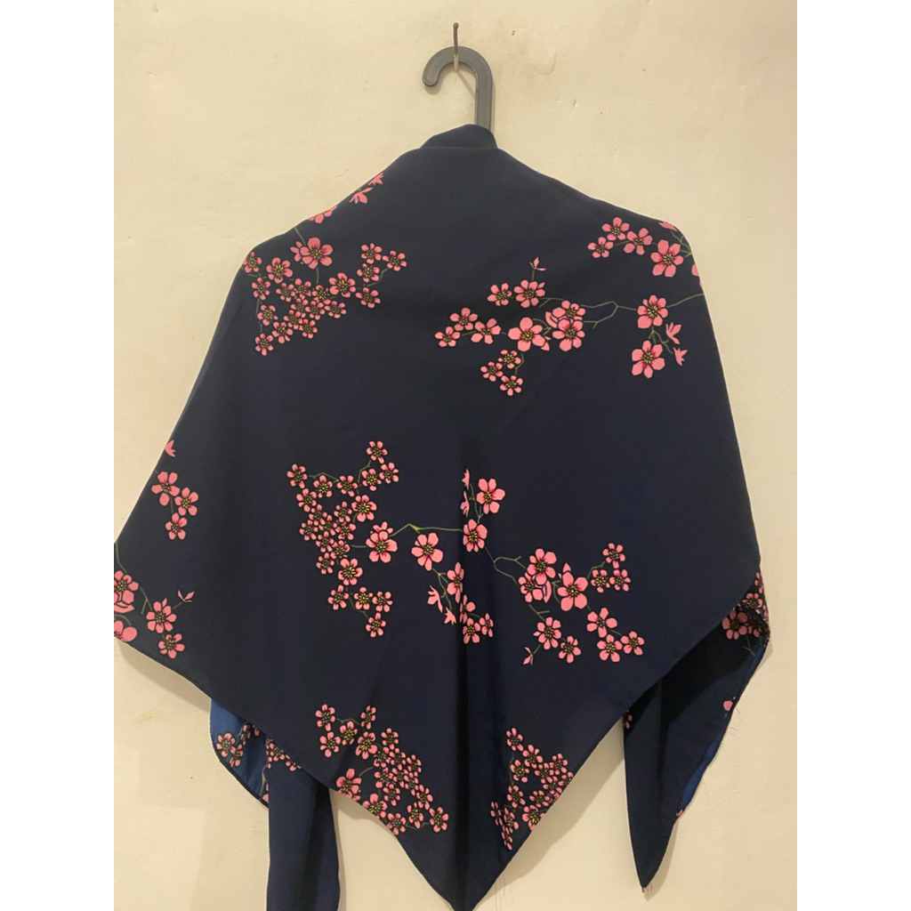 Hijab Segi Empat Motif Bunga warna biru dongker