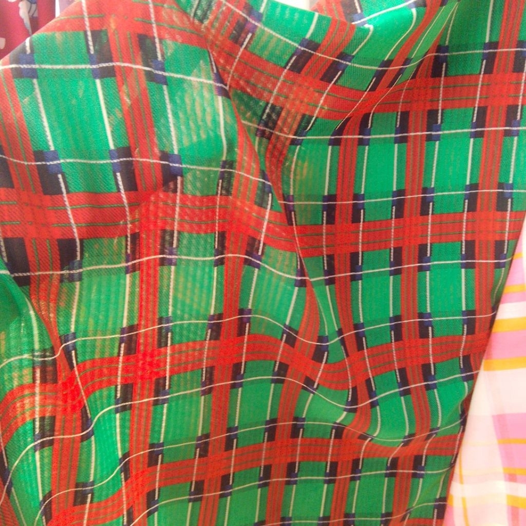 Kain Ceruty Kotak Tartan Merah Hijau – Bahan Jilbab & Fashion Kekinian, Lembut & Jatuh ajt