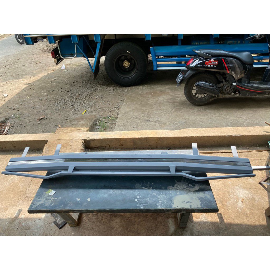 DUDUKAN LAMPU BELAKANG TRUK