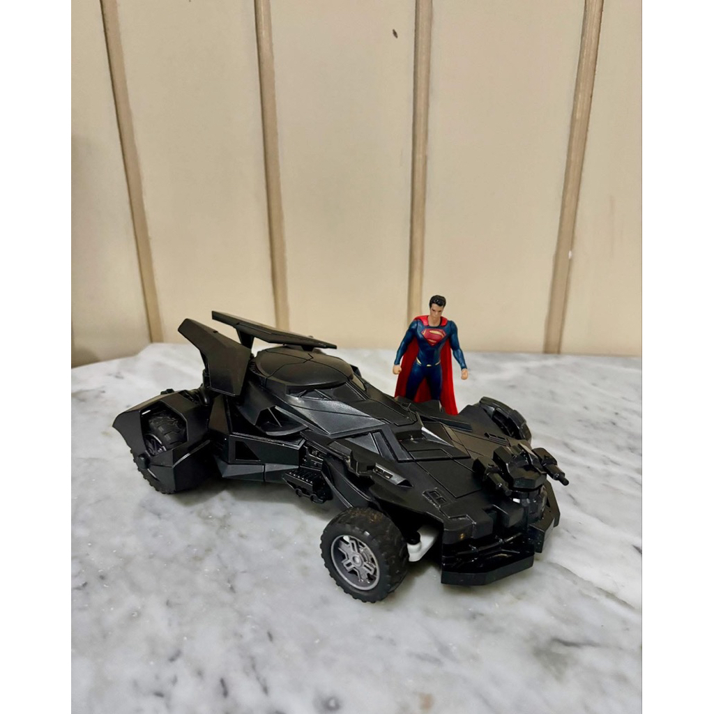 Diecast Batman Tumbler (Batmobil) bahan PLASTIK.