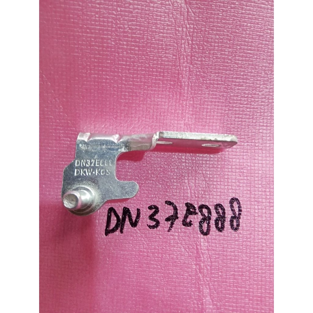 engsel tengah kulkas Polytron 2 pintu DN37E888