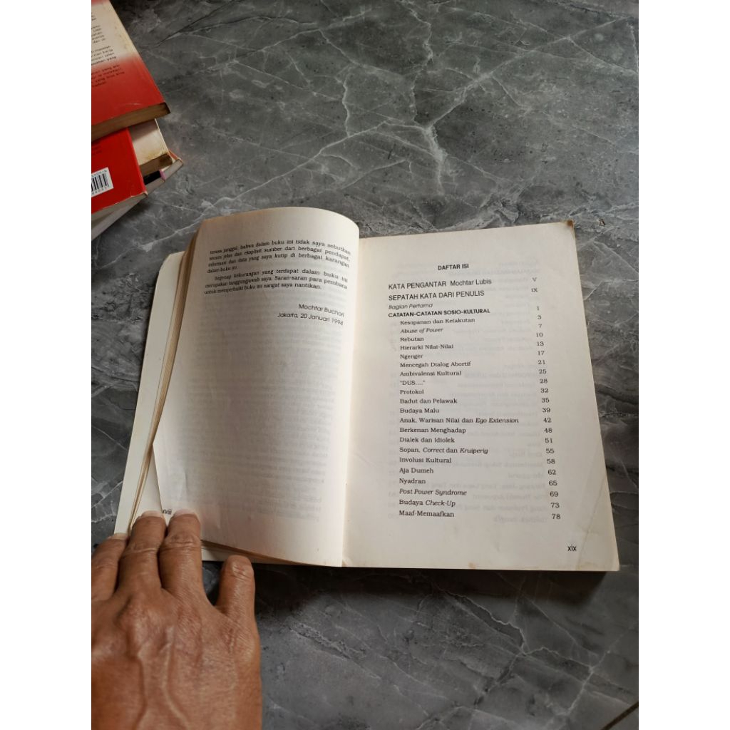 TRANSFORMASI, SUKSESI DEMOKRASI Kumpulan Karangan - MOCHTAR BUCHORI-D2