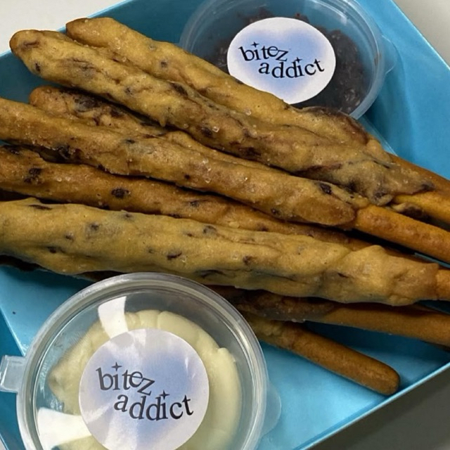 

bitez.addict | classic cookie stick w/cheese & choco hazelnut