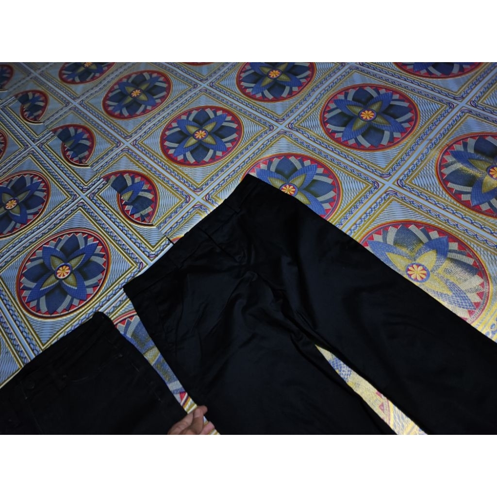 celana chinos uniqlo hitam pekat