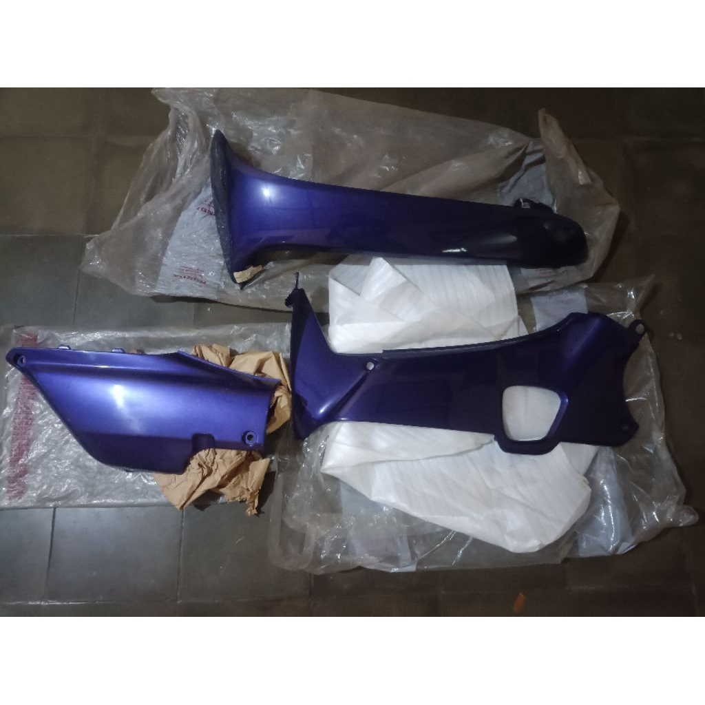 Sayap dalam luar tutup aki motor Honda Supra 100 old fit x original ORI baru ahm nos ungu purple