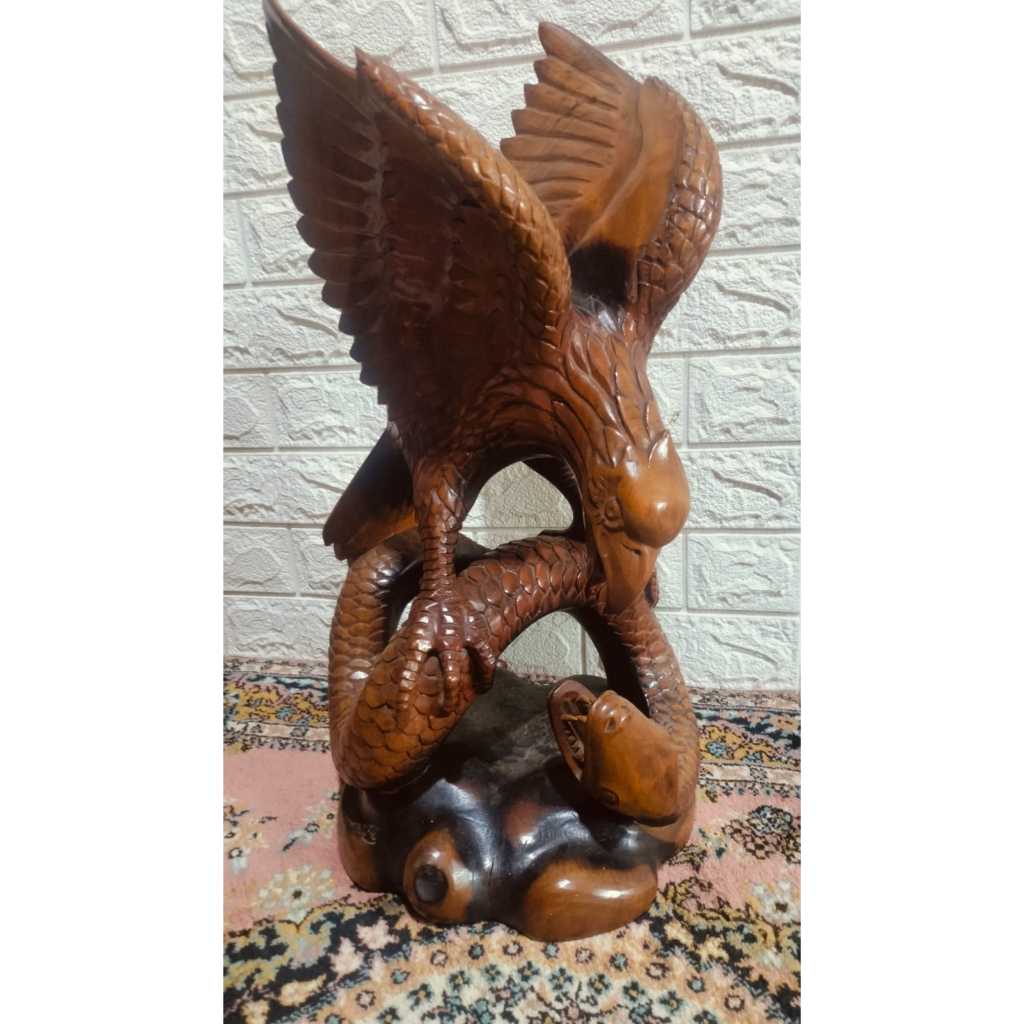 patung kayu ukiran burung elang menginjak ular antik ( jati)