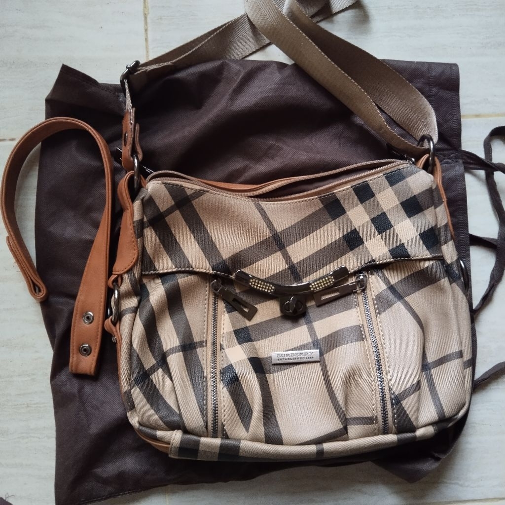 Preloved Tas Burberry Totebag Slempang Kota-Kotak Motif Coklat Import Kuliah