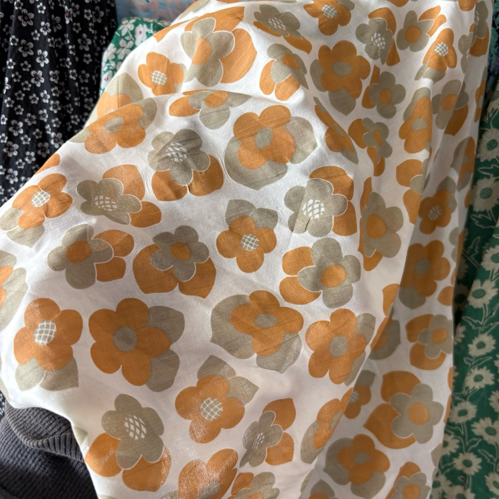 Kain Katun Motif Abstrak – Adem, Lembut & Cocok untuk Kemeja, Dress, dan Craft”