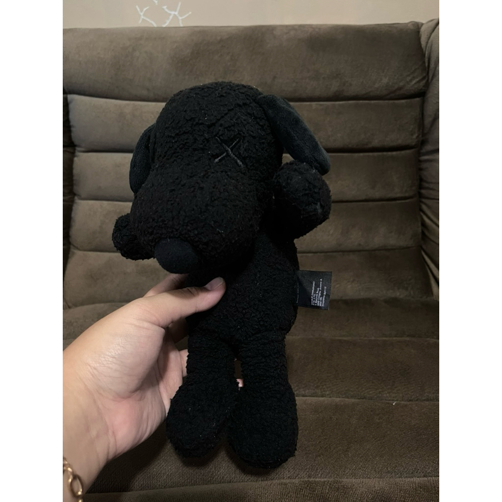Boneka kado/koleksi BLACK SNOOPY KAWS x Uniqlo original