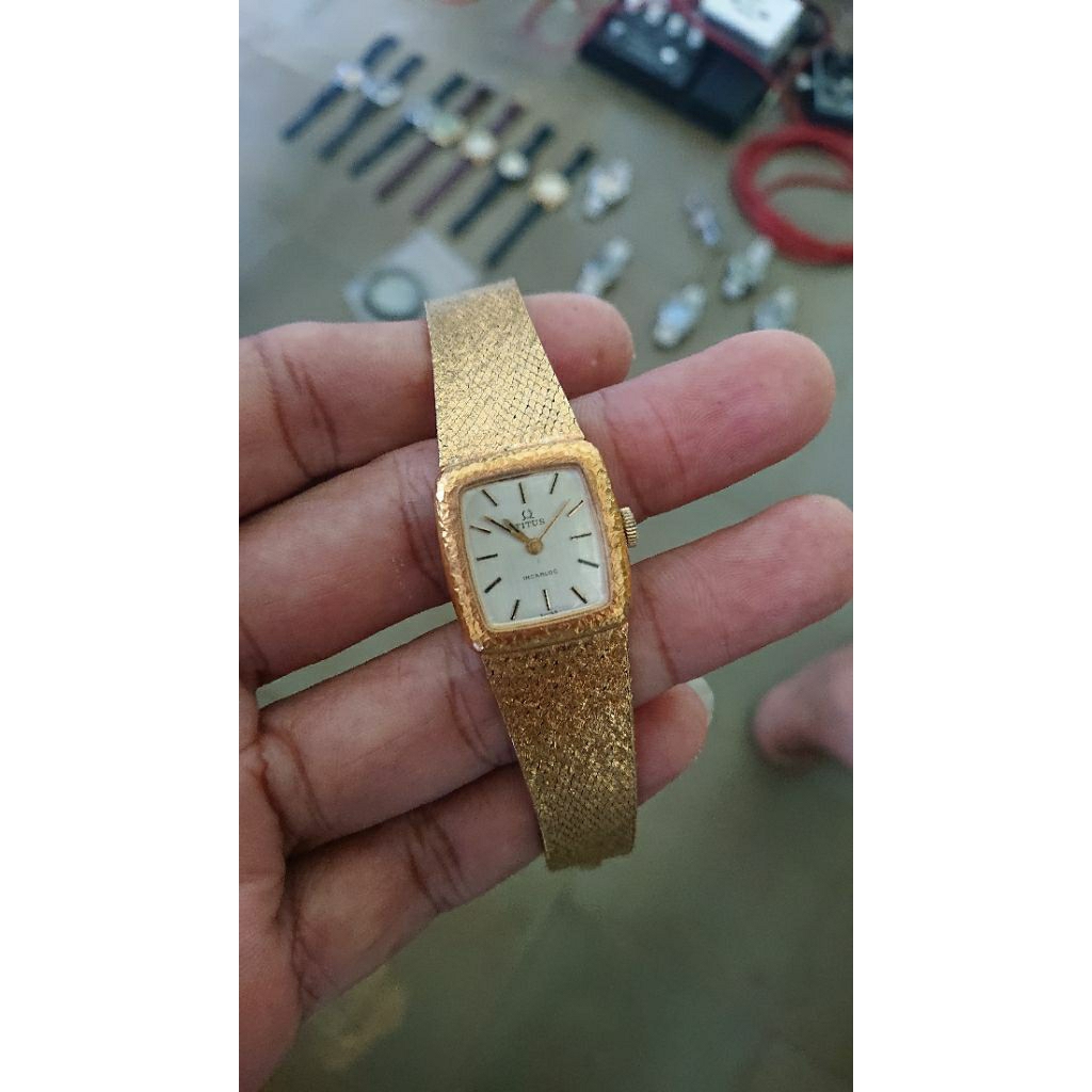 Jam wanita TITUS Gold plate puteran