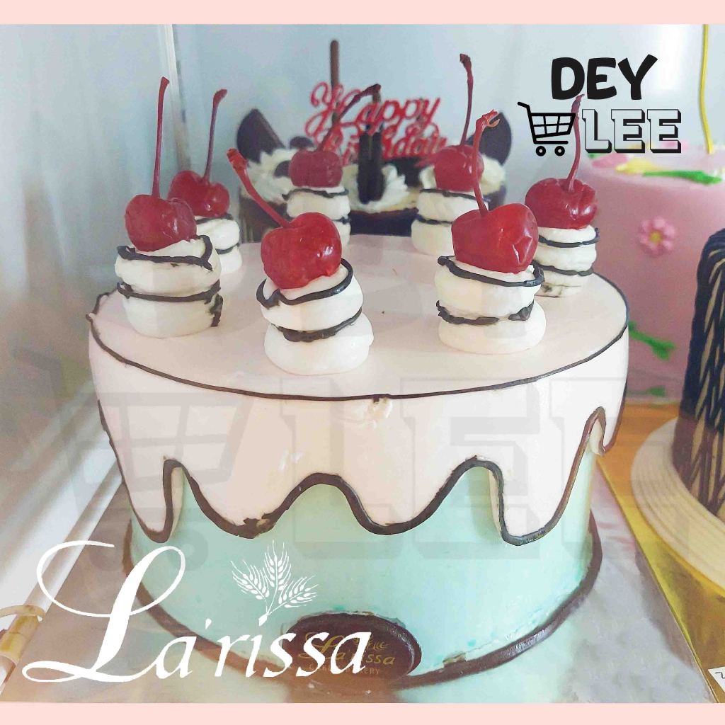 

LARISSA Kue Ulang Tahun CARTOON WHITE BLUE Bulat 15cm Birthday Cake Bandung