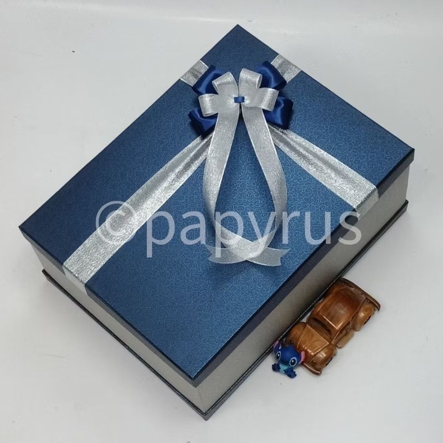 

PAPYRUS Sandwich 30x40 Tinggi 15cm Kotak Kado Gift Box Hadiah V2