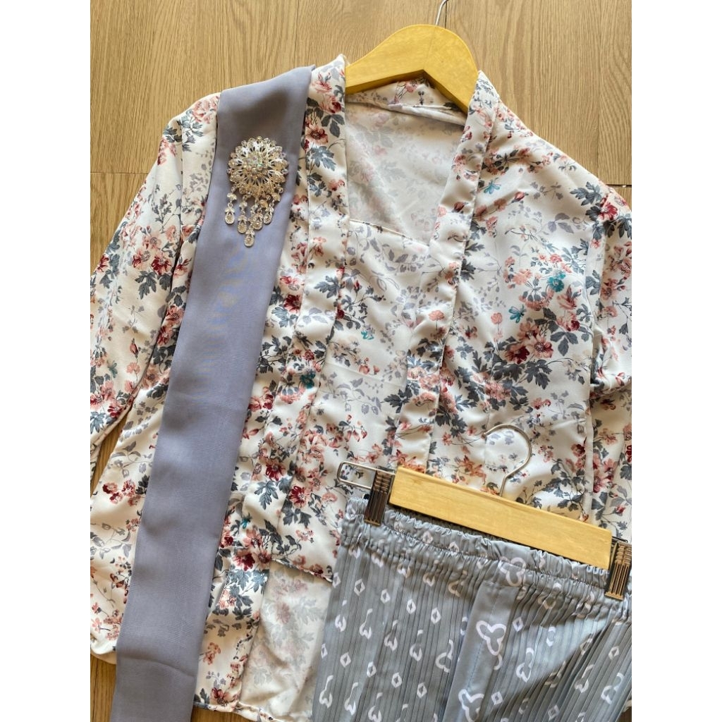 Kebaya Deniya Putih Abu Denim Modern Kutubaru Floral Adat Jawa