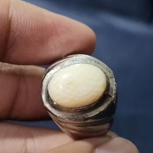 Batu Cincin Kecil Putih Berserat Untuk Pria