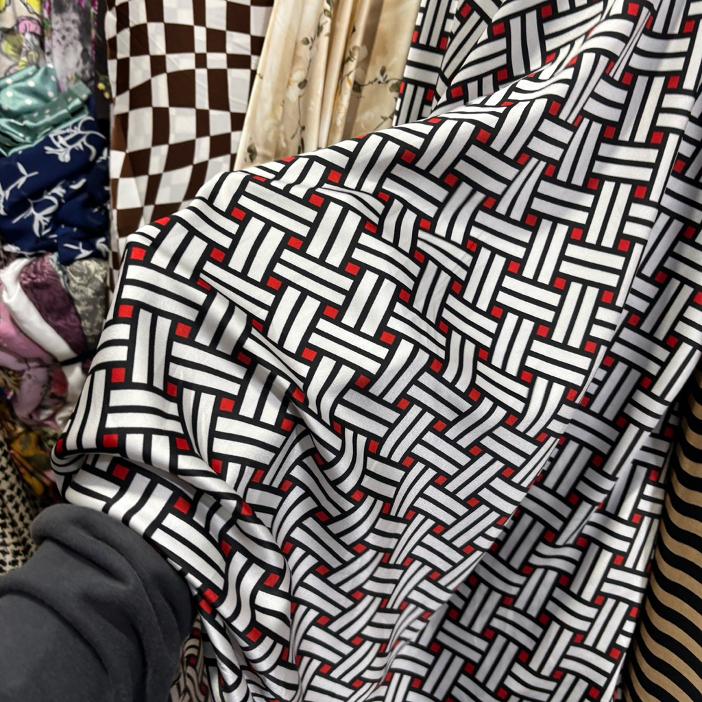 Kain Baby Silk Motif Etnik Hitam Putih – Bahan Lembut, Adem & Mengkilap, Cocok untuk Gamis & Blouse 