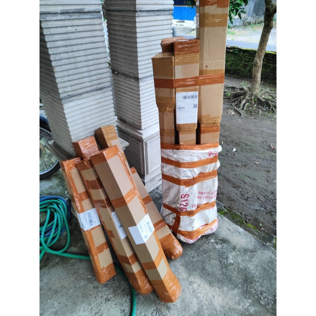 

Etalase cargo packing kardus