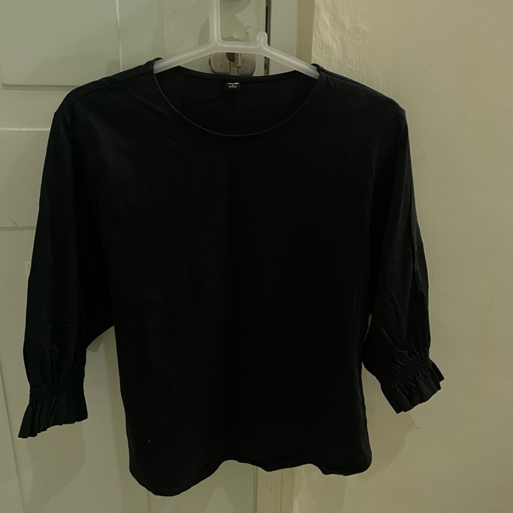 Preloved Blouse Wanita merk Uniqlo warna Hitam