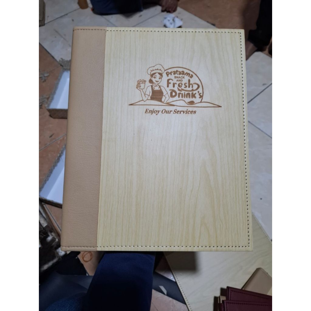 

COVER BUKU MENU CUSTOM LOGO ( LOGO GRAFIR), BAHAN HPL,MODEL JEPIT BAUD, SIZE A4, ISI PLASTIK 10 LEMBAR