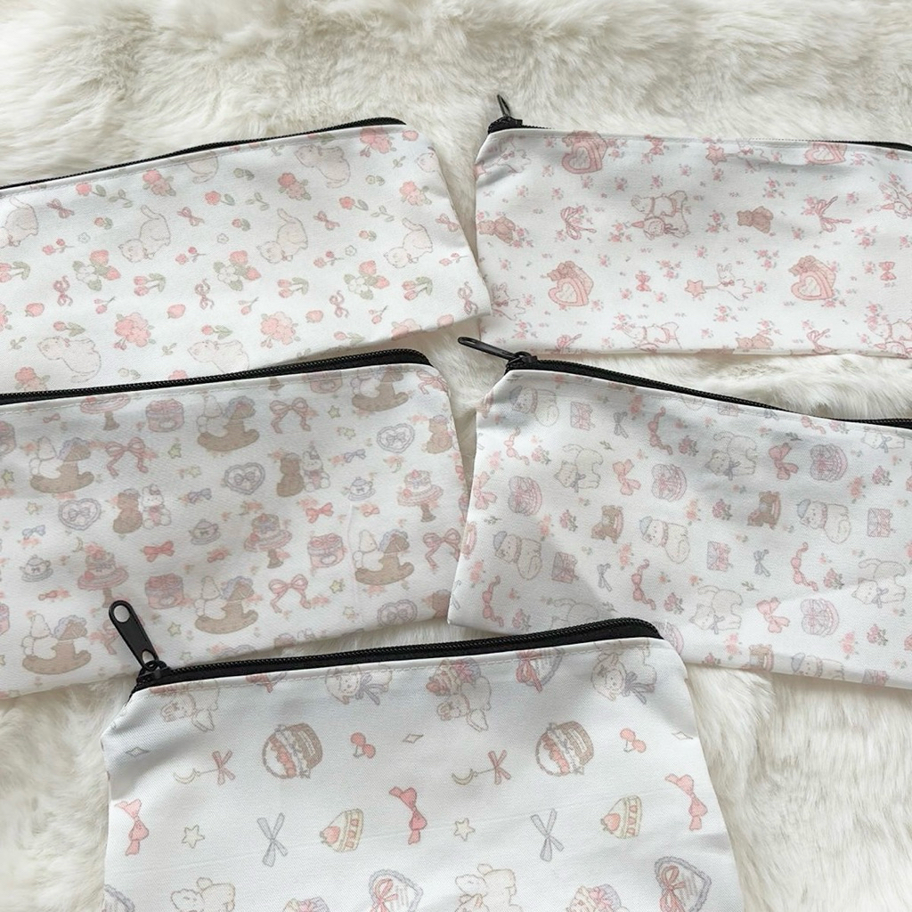 

Mocorie - Sylvestrelle Coquette Pencil Case / Tempat Pensil Coquette / Tempat Pensil Motif Pita / Ribbon Pencil Case / Tempat Pensil Anak Sekolah Kuliah / Pouch Kosmetik Kecil / Tas Kosmetik / Dompet Coquette / Pouch Serbaguna / Alat Tulis Stationery