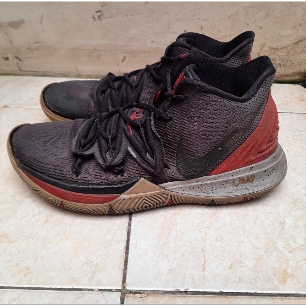 Sepatu Basket Second Size 43