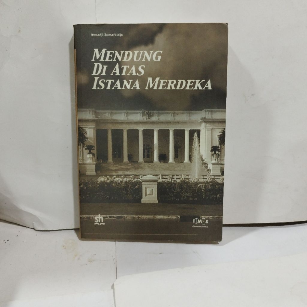 Mendung Di Atas Istana Merdeka - Atmadji Sumarkidjo