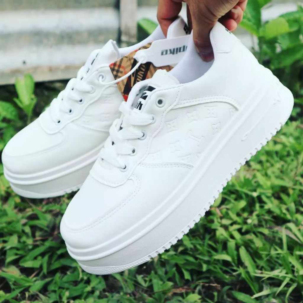 Sepatu Sneaker Spike Locus Putih
