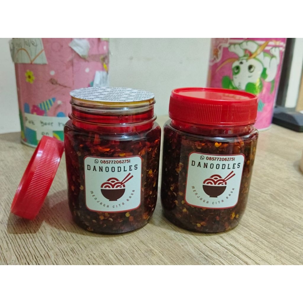 

Chili Oil Home made dengan udang ebi, pedas gurih nikmat nagih