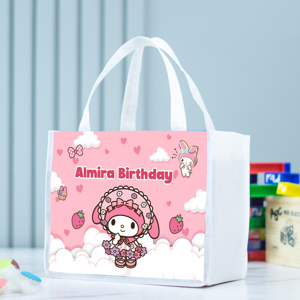 

Tas Ultah Custom Motif Melody Bisa Tambah Nama Anak, Goodie bag Custom Ukuran T20 P25 Land