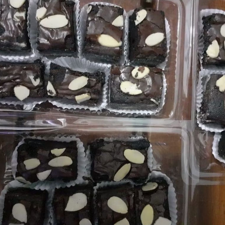 

Fudgy Brownies 20x10cm – 18 Potong | Brownies Panggang Lembut Coklat Premium