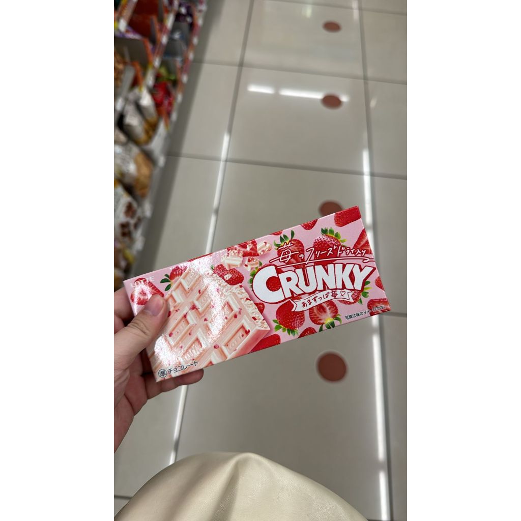

LOTTE CRUNKY SWEET and SOUR STRAWBERRY CHOCOLATE ori PO japan
