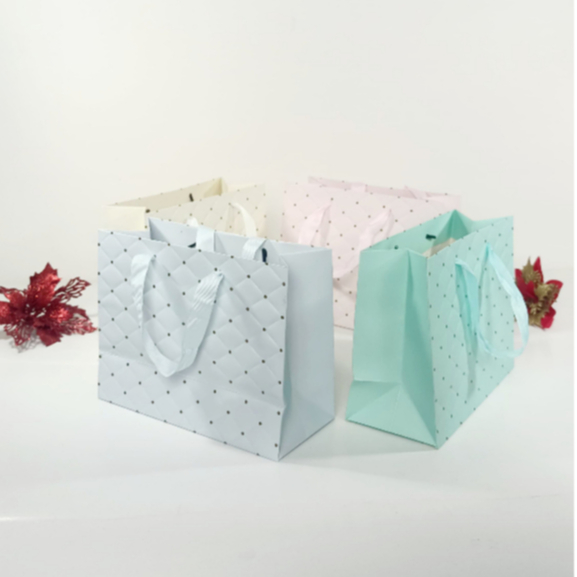 

Paperbag Cute Motif Emboss Uk 23 x 10 x 18 cm Untuk Kado/Hampers/Souvenir/DLL