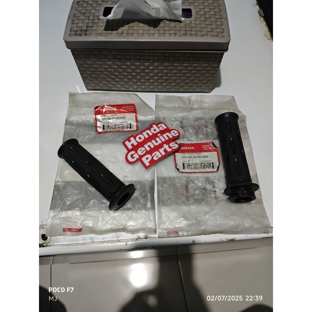 GRIP SET KIRI KANAN BEAT / VARIO / SPACY KARBU / 53140KVB900 / 53166KVB900