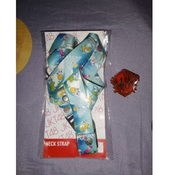 

.lanyard theater sementara+pin JKT48 magic hour