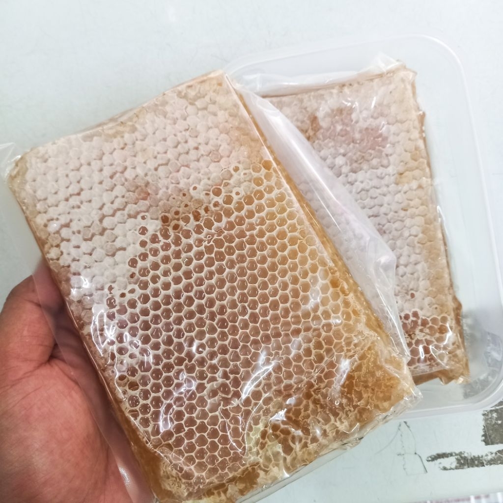 

Madu Sarang Kualitas Premium Netto 500gram - Madu Sarang Multifera