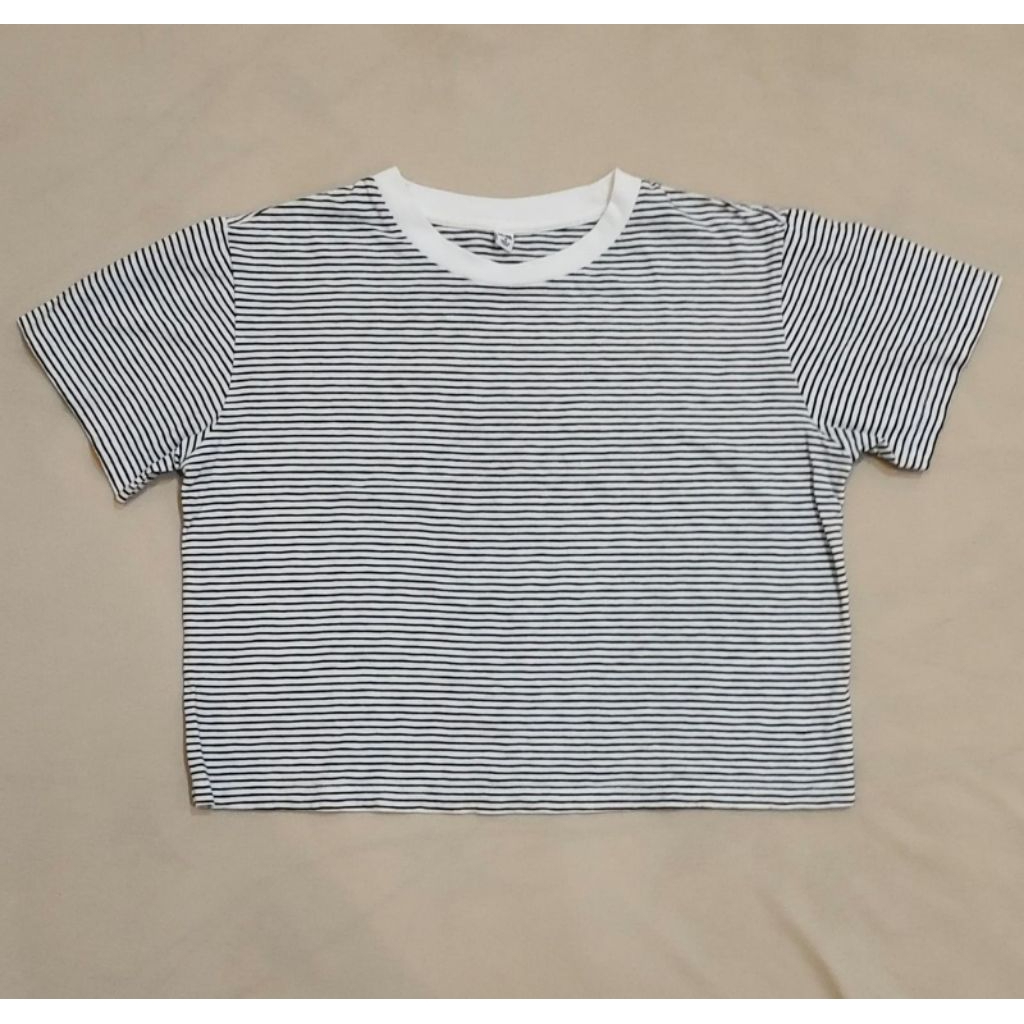 ATASAN KAOS CROP UNIQLO MOTIF SALUR HITAM PUTIH