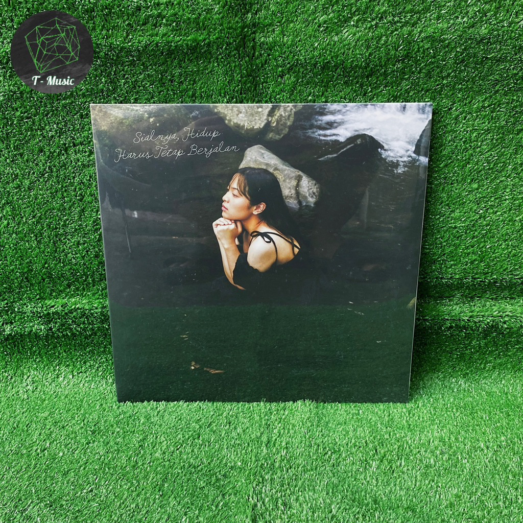 Vinyl Bernadya - Sialnya, Hidup Harus Tetap Berjalan