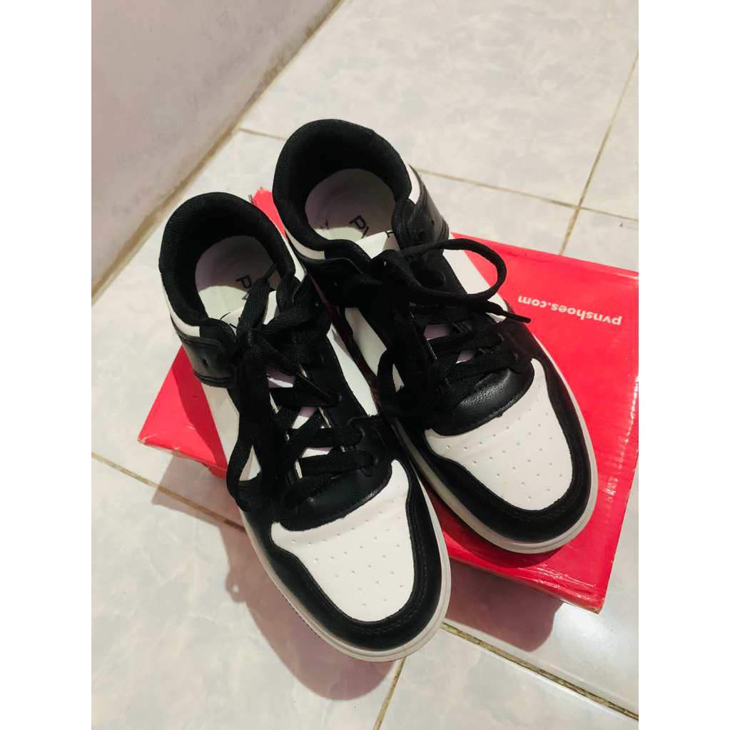 PRELOVED SEPATU PANDA PVN PVN HITAM PUTIH SEPATU KECE SEPATU OOTD SEPATU JORDAN PANDA HITAM PUTIH