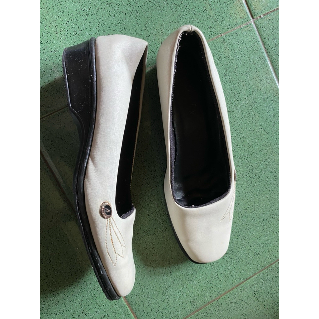 SEPATU PANTOFEL PUTIH WANITA (Preloved)