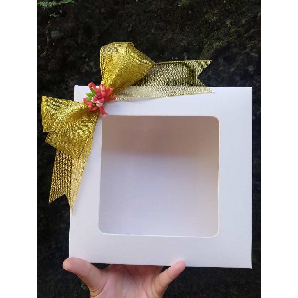 

Box Pita gold with bunga kecil ukuran20x20