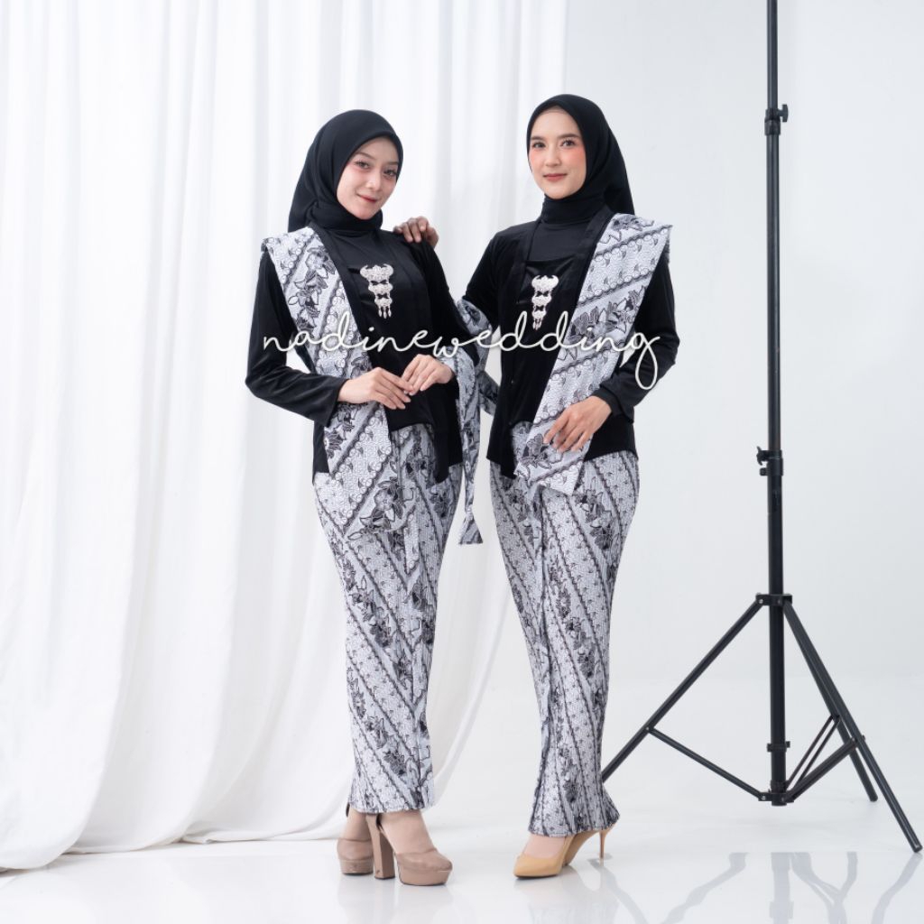 1 Set, Hitam • Kebaya Bludru Kutubaru, Rok Plisket + Selendang | Motif Lrg Bunga Putih