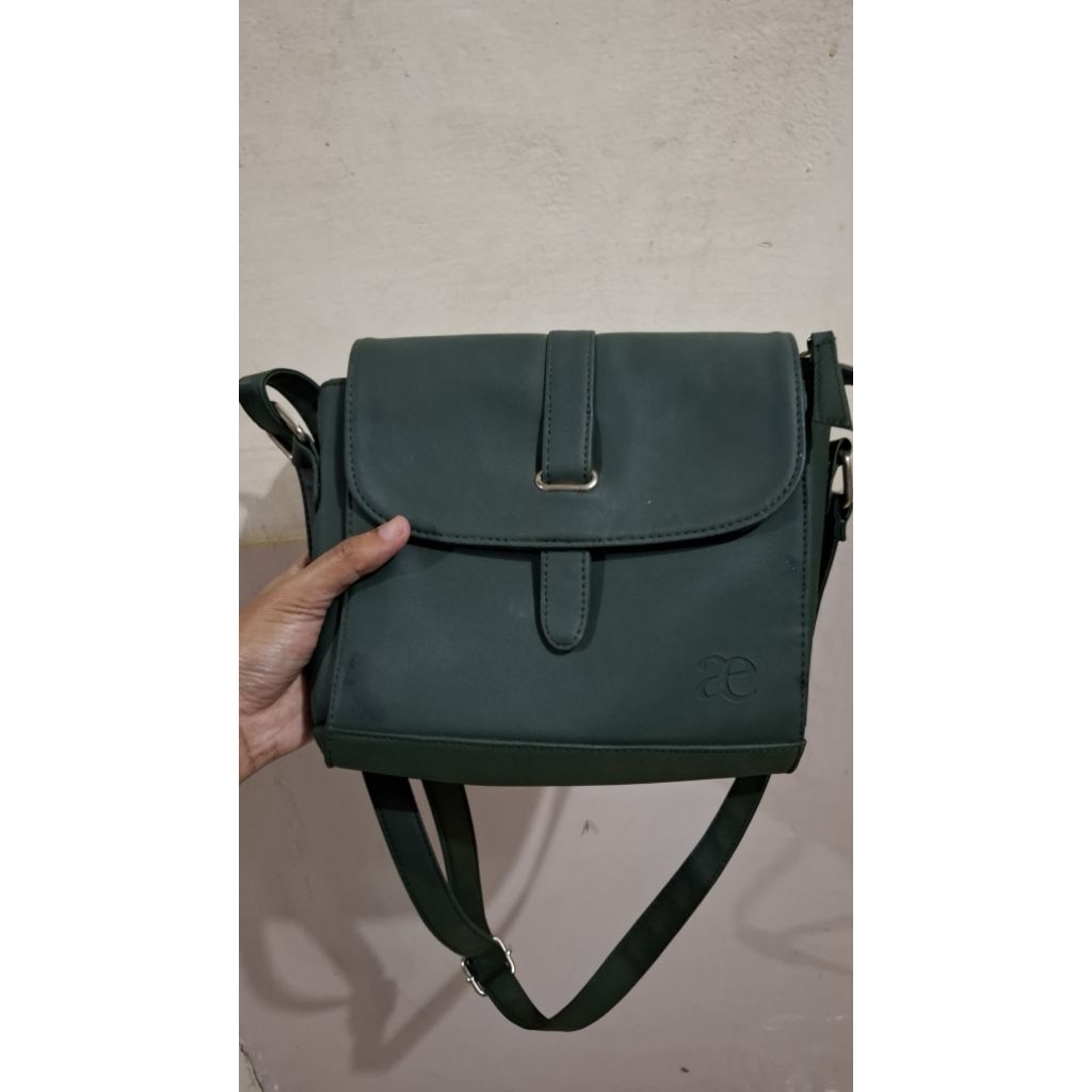 Preloved Sling Bag / Tas Selempang Wanita warna Hijau Tua / Hijau Army Bahan Kulit Sintetis