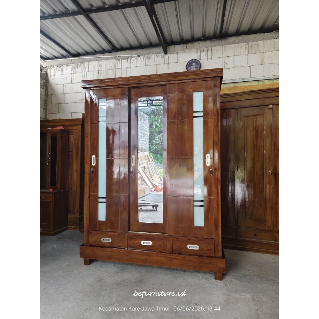 lemari pakaian 3 pintu sliding pakai kaki bahan kayu jati