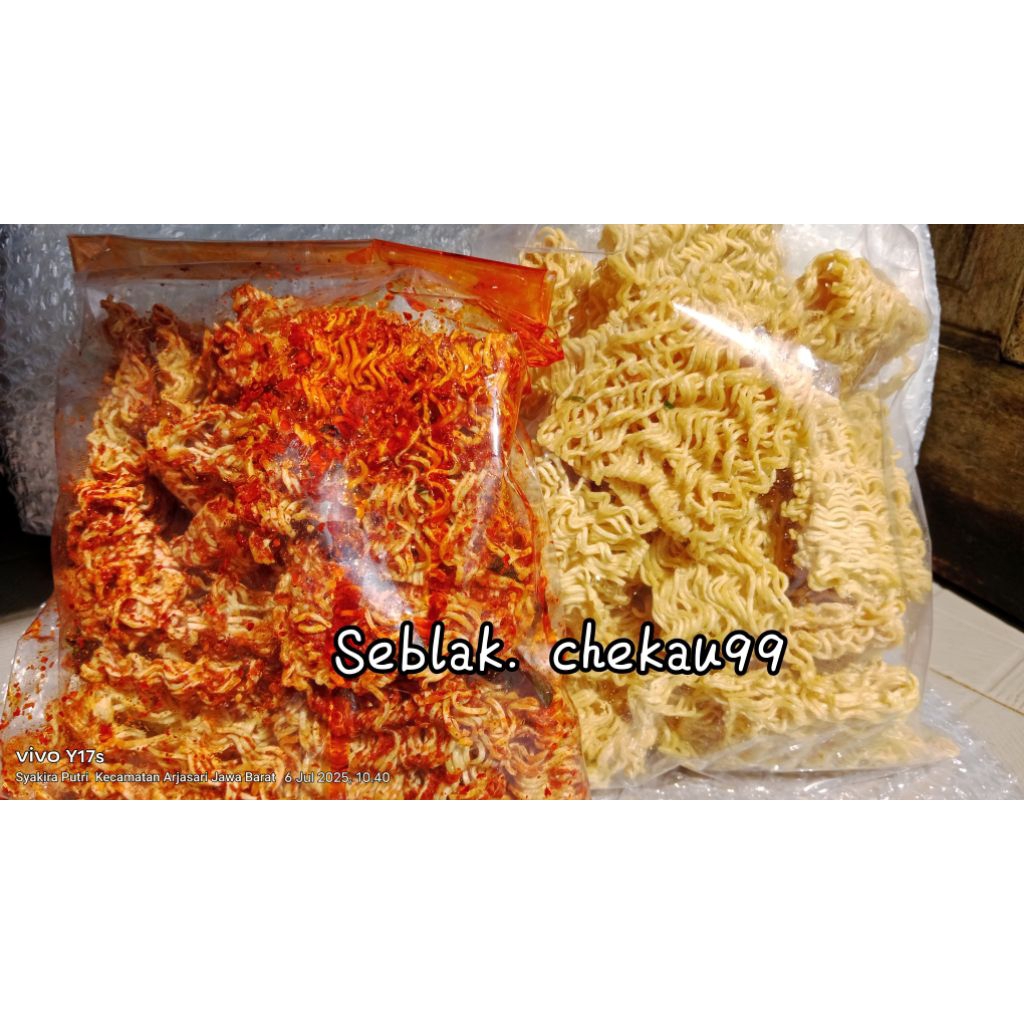 

Paket hemat 1kg Mie Kremes, 500gr pedas 500gr original daun jeruk cemilan mantap